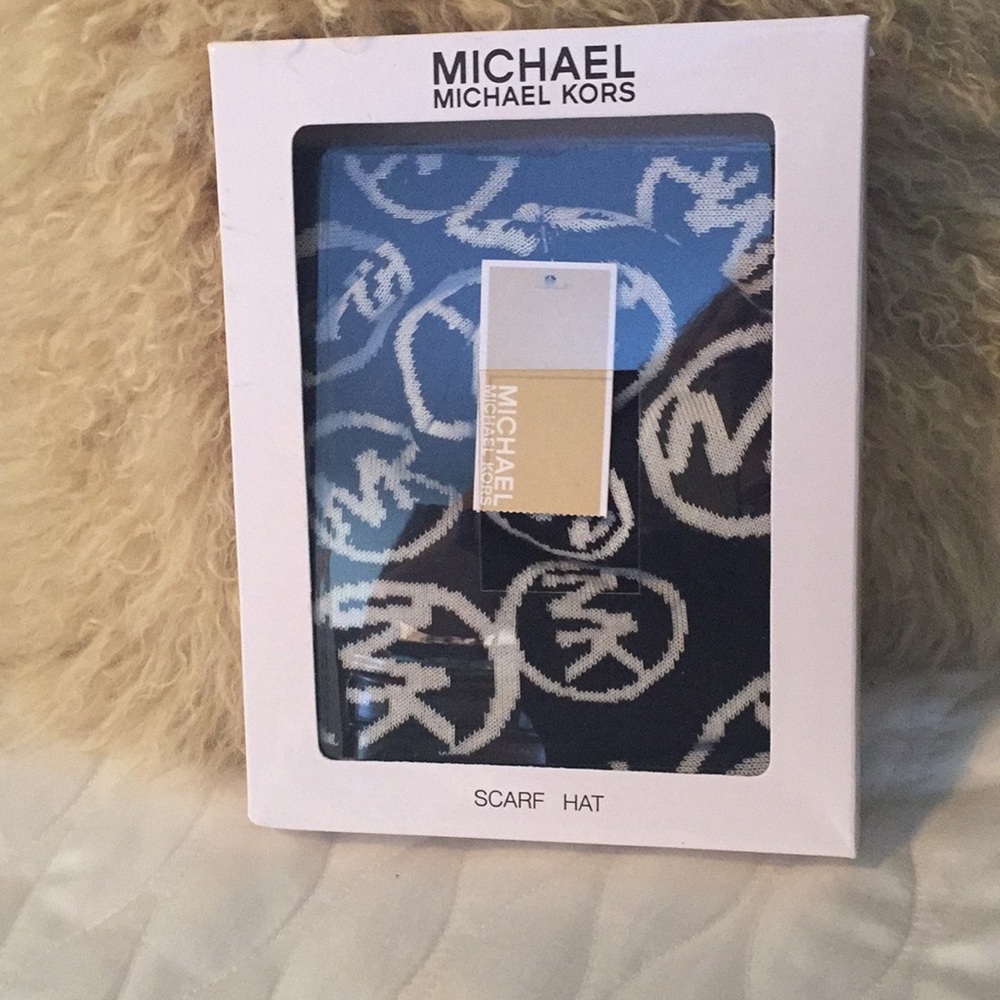 MICHAEL KORS Scarf/Hat Set